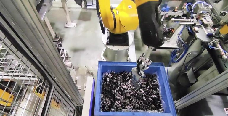 自動車部品ローターのバラ積みピッキングと自動投入事例