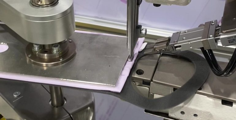 ロボット自動縫製装置