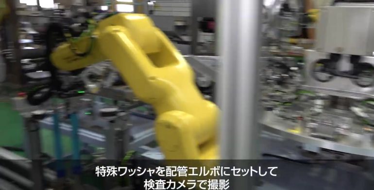 ロボットを３台使った　組立システム